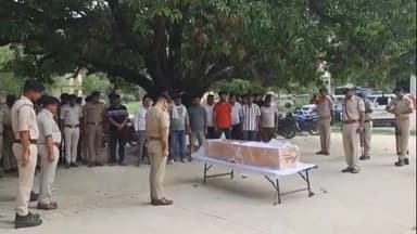 बेतिया: जिला बल के सिपाही भगवान सिंह के पार्थिव शरीर को दी गई श्रद्धांजलि