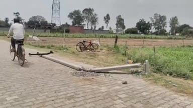 धनौरा: गजरौला की काशीराम कॉलोनी में आंधी से बिजली के पोल टूटकर गिरे, रास्ता बंद होने व बिजली न आने से लोग परेशान #jansamasya