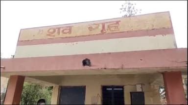 इटावा: कोतवाली इलाके के पुरबिया टोला में फल विक्रेता ने अज्ञात कारणों से फांसी लगाकर आत्महत्या की, पुलिस जांच में जुटी है