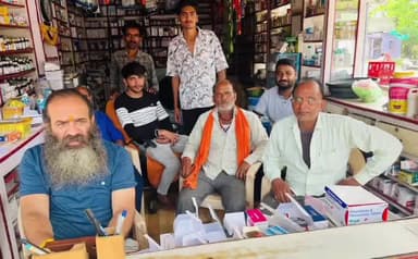 इछावर: इछावर में पीएम मोदी के 'मन की बात' कार्यक्रम को नगर परिषद अध्यक्ष और कार्यकर्ताओं ने सुना, लिया संकल्प