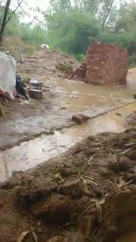 झारखंड का समाचार न्यूज़ बगरू पहाड़ कहानी पहाड़ के बगल वाला गांव में यह घटना घटी है नाली से पानी बहता वक्त नाली से पानी ब