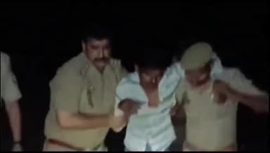 इटावा: सिविल लाइन इलाके में पुलिस ने मुठभेड़ के दौरान हत्या और डकैती के मामले में 15 साल से फरार बदमाश को किया गिरफ्तार