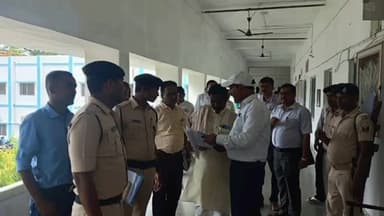 बेतिया: डीएम कार्यालय में फरियादी को देख रुके डीएम, सुनी समस्याएं