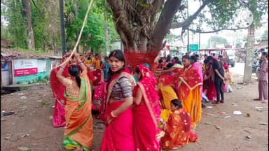 नवादा: नवादा में सुहागिनों ने अपने पति की दीर्घायु की कामना के साथ की वट सावित्री की पूजा-अर्चना