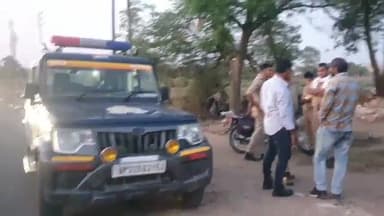 रामपुर: बमनपुरी स्टेडियम के पास नगर पालिका की टीम ने भारी पुलिस फोर्स की मौजूदगी में जेसीबी की मदद से अवैध अतिक्रमण हटाया