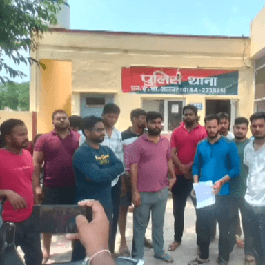 अलवर: चार दिन में दूसरी बार युवती से छेड़छाड़ के मामले में करनी सेना ने एन ई बी थाने पर किया धरना प्रदर्शन, सौंपा ज्ञापन