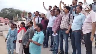 नवादा: नवादा में बिहार राज्य कर्मचारी संघ के सदस्यों ने अपनी मांगों को लेकर हड़ताल जारी रखी, विभागीय आदेश पर लैपटॉप किया वापस