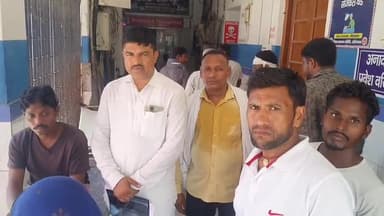 कुटुंबा: रिसियप के बिजहर मोड़ के समीप पिकअप की टक्कर से घायल हुए बाइक सवार मजदूर का इलाज जिला पार्षद ने निजी खर्च से कराया