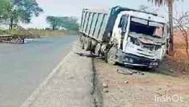 गांगड़तलाई: सल्लोपाट से आगे नेशनल हाइवे 56 पर ट्रेलर की टक्कर से बोर्ड टूटा, बड़ा हादसा टला