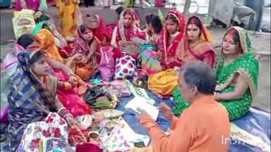 आरा: सुहागिन महिलाओं ने सोमवार को वट सावित्री की पूजा की, वट वृक्ष को धागे से बांधकर पति की लंबी आयु की मांगी