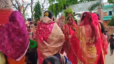 सुल्तानगंज: प्रखंड क्षेत्र में सुहागिन महिलाओं ने की वट सावित्री की पूजा