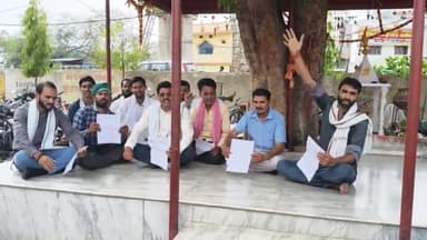 बीना: बीना तहसील कार्यालय के प्रांगण में धरने पर बैठे किसान, समर्थन मूल्य पर बेची मसूर की फसल का भुगतान करने की मांग की