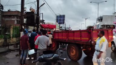 जगदलपुर: गीदम नाका के पास अनियंत्रित ट्रैक्टर ट्रांसफार्मर में घुसा, कोई हताहत नहीं, पूर्व पार्षद ने ब्रेकर की मांग की