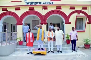 बलरामपुर: सदर विधायक पलटू राम ने सूक्ष्म लघु एवं मध्यम उद्यम खादी मंत्री राकेश सचान का पुष्प देकर किया स्वागत