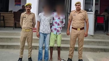 रामपुर: मंगलवार को थाना कोतवाली क्षेत्र से पुलिस ने चोरी और आर्म्स एक्ट के अभियोगों में 2 वारण्टी आरोपियों को गिरफ्तार किया