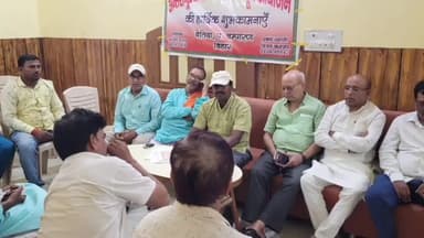 बेतिया: सोवा बाबू चौक स्थित निजी होटल में अंतर्राष्ट्रीय योग दिवस के आयोजन को लेकर बेतिया में बैठक हुई