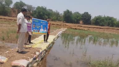 सिंगरौली: जल गंगा अभियान के तहत सेमरा नदी में सामूहिक श्रमदान से बोरी बंधान का कार्य किया गया, जल शपथ दिलाई गई