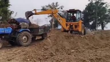 कोटा: रतनपुर वार्ड नंबर 3 के लोकबंद तालाब में प्रशासन का सहयोग न मिलने पर मोहल्लेवासी चंदा इकट्ठा कर करा रहे हैं गहरीकरण