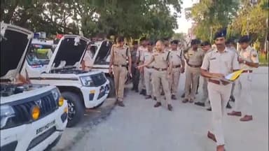 बेतिया: पुलिस केंद्र बेतिया में वाहनों की परेड का हुआ आयोजन, पुलिस अधीक्षक ने किया निरीक्षण