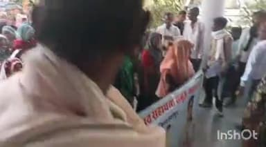 श्योपुर: मध्यान्ह भोजन को ठेके पर देने के मामले को लेकर महिला समूह ने जिला कलेक्ट्रेट में प्रदर्शन कर सौंपा ज्ञापन