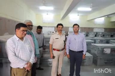 श्योपुर: कलेक्टर-एसपी ने किया पॉलिटेक्निक कॉलेज में स्ट्रांगरूम का निरीक्षण, ईवीएम मशीनों का भौतिक सत्यापन