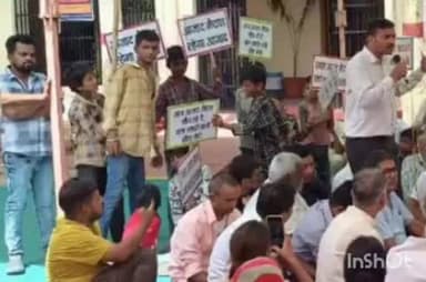 देसूरी: सादड़ी में आजाद मैदान को लेकर कांग्रेस ने नगरपालिका की चारदीवारी योजना के खिलाफ दिया धरना, मैदान के संरक्षण की मांग की