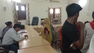 बिहिया: बिहिया नगर पंचायत कार्यालय में दूसरे दिन भी बनाया जा रहा आयुष्मान कार्ड