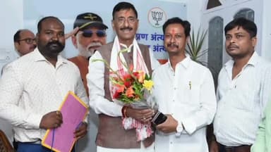 कांके: रातु रोड स्थित आवास पर रांची सांसद संजय सेठ ने कई लोगों से मुलाकात की