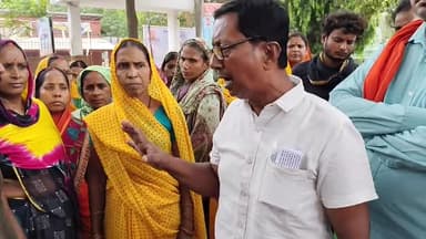 आरा: आरा बांध पर बसे गरीबों को उजाड़ने से पहले बसाने की मांग पर अनुमंडल पदाधिकारी को मांग पत्र सौंपा -क्यामुद्दीन अंसारी.