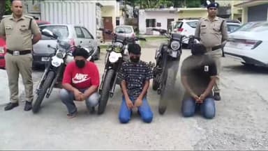 देहरादून: रायपुर थाना पुलिस ने सड़क पर स्टंट और रैश ड्राइविंग करने वाले 3 युवकों को किया गिरफ्तार, 3 बाइक की सीज