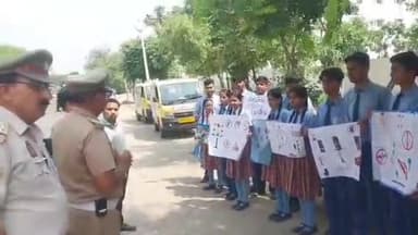 मुरादाबाद: कांठ रोड पर छात्रों ने मुरादाबाद पुलिस के साथ मिलकर यातायात नियमों के प्रति लोगों को किया जागरूक