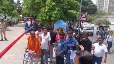 मुरादाबाद: जिला जेल पर हिंदू समाज पार्टी के कार्यकर्ताओं ने एक साथ इकट्ठा होकर किया प्रदर्शन