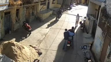 मंदसौर: ऋण जमा न करने पर बैंक मैनेजर और कैशियर किसान को उठाकर ले गए, कार्रवाई के लिए SP कार्यालय पहुंचा किसान