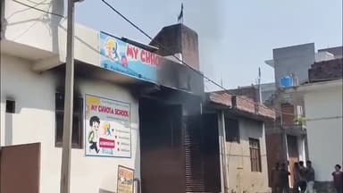 मैनपुरी: कोतवाली क्षेत्र के महाराज नगर में अज्ञात कारणों से बेसमेंट में लगी आग