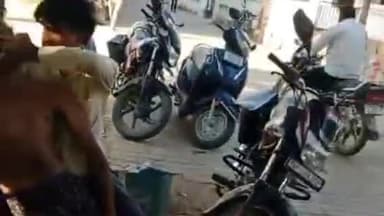 सीतापुर: सिधौली में कहा-सुनी पर हुए विवाद में दबंग ने विकलांग व्यक्ति को पकड़कर बेरहमी से पीटा, वीडियो हुआ वायरल