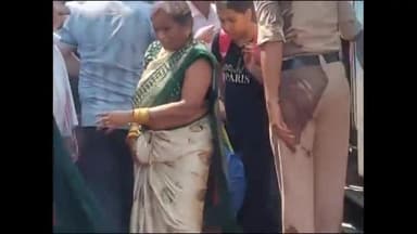 इटावा: रेलवे स्टेशन जंक्शन के प्लेटफार्म नंबर 2 पर फैले तेल से फिसलकर गिरा आरपीएफ का जवान, वीडियो सोशल मीडिया पर वायरल हुआ