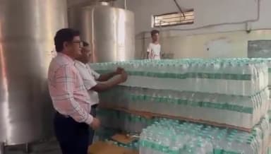 ग्रेटर नोएडा में पानी के 2 अवैध प्लांट पकड़े गए। एक प्लांट में 'बिल्सेरी' नाम की 6252 बोतलें सीज की गईं।
#noida #news