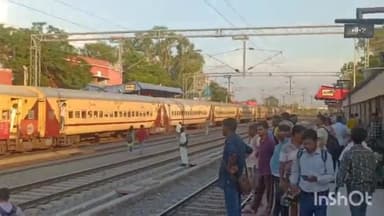 बरहट: जमुई स्टेशन पर धनबाद पटना इंटरसिटी में एक यात्री की सोने की चेन छीनकर चोर चलती ट्रेन से कूदकर हुआ फरार