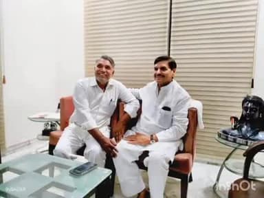 औरैया: पूर्व सदर विधायक मदन गौतम ने लखनऊ में समाजवादी पार्टी के वरिष्ठ संरक्षक शिवपाल सिंह यादव से की मुलाकात, बताईं समस्याएं