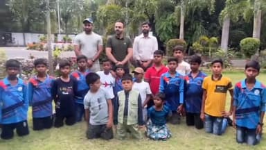 लोहरदगा: खेल विकास में योगदान देने वाले डीसी डॉ. वाघमारे प्रसाद कृष्णा को कोचों ने दिया सम्मान