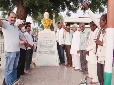 खुरई: खुरई मे पूर्व प्रधानमंत्री स्व.पं.जवाहरलाल नेहरू जी की पुण्यतिथि पर उनकी प्रतिमा पर माल्यार्पण कर श्रद्धांजलि अर्पित की।