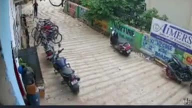 फिरोज़ाबाद: शहर स्थित रें क्लासेज के बाहर से चोर ने छात्रा की साइकिल की चोरी, CCTV वीडियो आया सामने