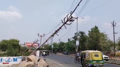 झांसी: पब्लिक एप की खबर का हुआ असर कानपुर चुंगी  कब्रिस्तान में तूफान से टेढ़े हुए विद्युत पोल 1 ही दिन में हुए सही #jansamasya