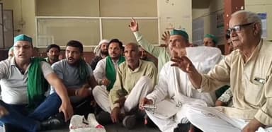 बागपत: भारतीय किसान यूनियन ने बीज और कीटनाशकक न मिलने को लेकर विकास भवन में किया प्रदर्शन, आंदोलन की दी चेतावनी