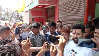 महुआ गोली कांड गल्ला व्यापारियों से चिराग पासवान विनोद चौधरी जी के परिजनों से मिले।

#mahua #गोली #व्यवसाय #महुआ #हत्या