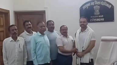 लोहरदगा: जनहित में योगदान के लिए कुम्हार समाज और डाक मजदूर संघ ने लोहरदगा के निवर्तमान DC डॉ. बाघमारे प्रसाद कृष्णा को सम्मानित किया