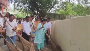 अमरोहा: रानी अहिल्याबाई होलकर जयंती के उपलक्ष में अमरोहा नगर पालिका ने निकाली स्वच्छता अभियान रैली