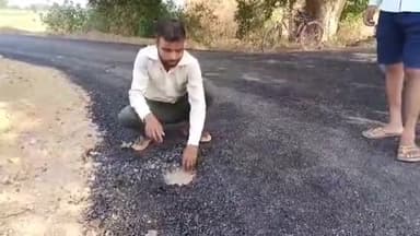 सीतापुर: नरहरियापुर में भ्रष्टाचार की भेंट चढ़ रही निर्माणाधीन सड़क, ग्रामीणों में आक्रोश #jansamasya