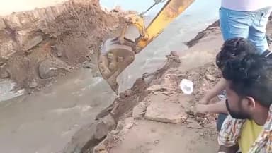 सिंगरौली: खनिज विभाग ने ग्राम बलियरी में मयार नदी पर बनी अवैध सड़क को ध्वस्त किया