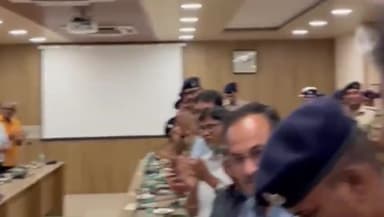 सिंगरौली: सिंगरौली महोत्सव के आयोजन में योगदान के लिए कलेक्टर ने स्मृति चिन्ह देकर किया सम्मानित